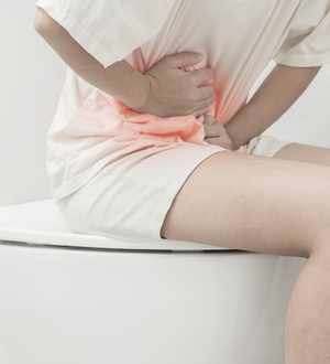 Dor ao evacuar não é normal: entenda as causas e quando buscar ajuda médica